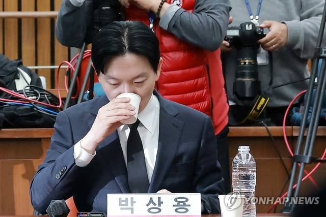 쌍방울 대북송금 사건을 수사했던 박상용 검사가 7일 국회에서 윤석열 정권 정치검찰 조작기소 의혹 사건 진상규명 국정조사특별위원회 국민의힘 위원들이 연 '민주당의 공소취소·재판조작 진상규명 청문회'에 참석해 목을 축이고 있다. 연합뉴스