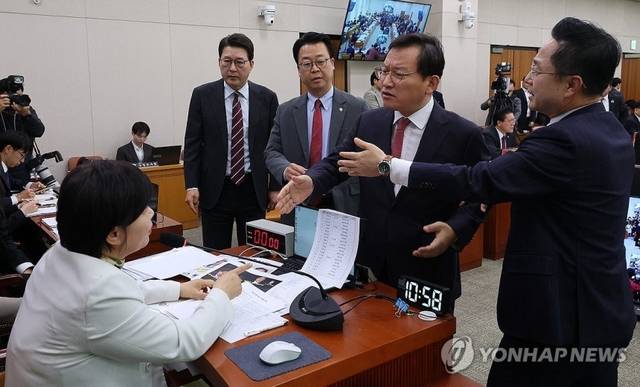 국민의힘 김형동 간사 등이 7일 국회에서 열린 '윤석열정권 정치검찰조작기소 의혹사건 진상규명' 국정조사특별위원회 전체회의에서 서영교 위원장에게 항의하고 있다. 연합뉴스