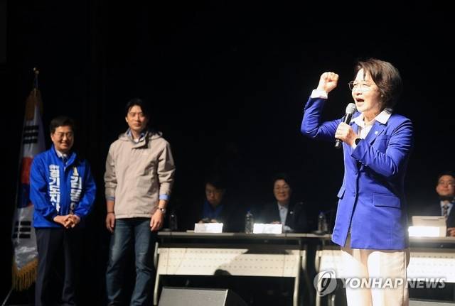 더불어민주당 추미애 경기도지사 후보자가 6일 경기도 수원시 경기아트센터에서 열린 더불어민주당 현장최고위원회의에서 잠시 나와 발언하고 있다. 연합뉴스
