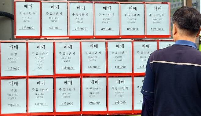 서울 노도강(노원·도봉·강북구) 일대에서 '전세 0건, 월세 0건' 단지가 속출하고 있는 1일 서울 노원구 한 부동산 게시판에 매매물건 광고만 보이고 있다. 2026.04.01. /사진=뉴시스