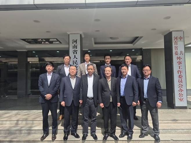 최근 장인화(첫번째줄 왼쪽 네 번째) 부산시체육회장 등 부산 스포츠 관계자가 중국을 방문, 기념촬영하고 있는 모습. 부산시체육회 제공