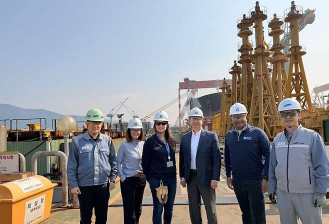 마리오 아자르 블랙앤비치 CEO(왼쪽 네번째)가 지난 3월 삼성중공업 거제조선소를 찾아 시더 FLNG 건조 현장을 살펴본 뒤 관계자들과 기념촬영을 하고 있다. 마리오 아자르 블랙앤비치 CEO 링크드인 캡처