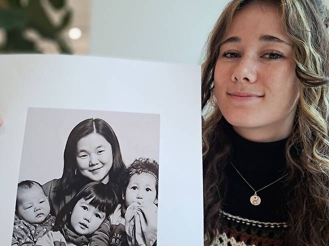 네덜란드 국적의 해외입양인 2세 마릿 킴(Marrit Kim)씨가 지난달 30일 서울 중구의 한 카페에서 한겨레와 만나 어머니 생전에 찍은 본인의 가족사진을 들어 보이며 이야기하고 있다. 가족사진 가운데가 본인이고 오른쪽은 한 살 터울의 여동생, 왼쪽은 두 살 터울의 남동생이다. 어머니는 2008년 세상을 등졌고, 남동생은 이 사진을 찍고 두 달 뒤 의료사고로 사망했다. 고경태 기자