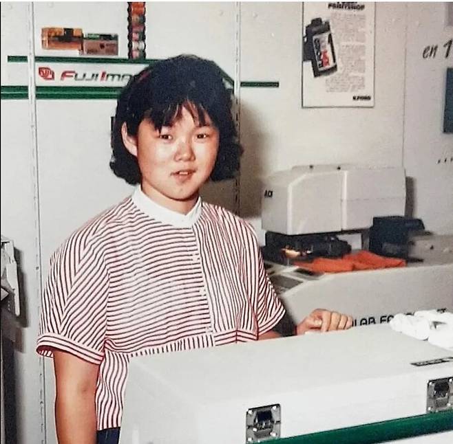 어머니 김지미가 사진 인화점에서 근무하던 젊은 시절의 모습. 마릿 킴 제공