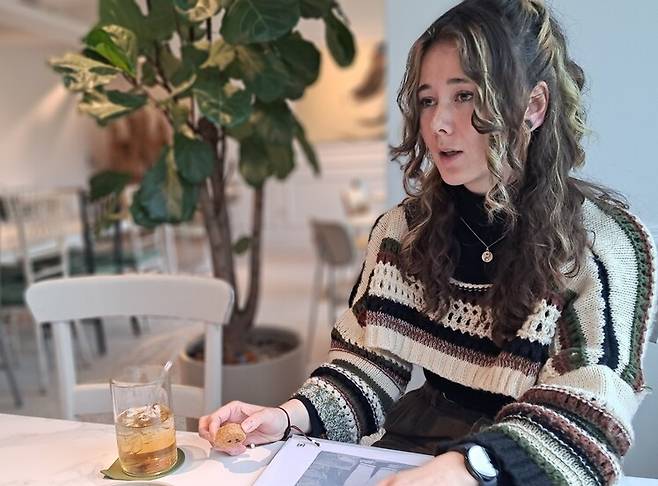 마릿 킴씨가 지난달 30일 서울 중구의 한 카페에서 한겨레와 만나 인터뷰하고 있다. 고경태 기자