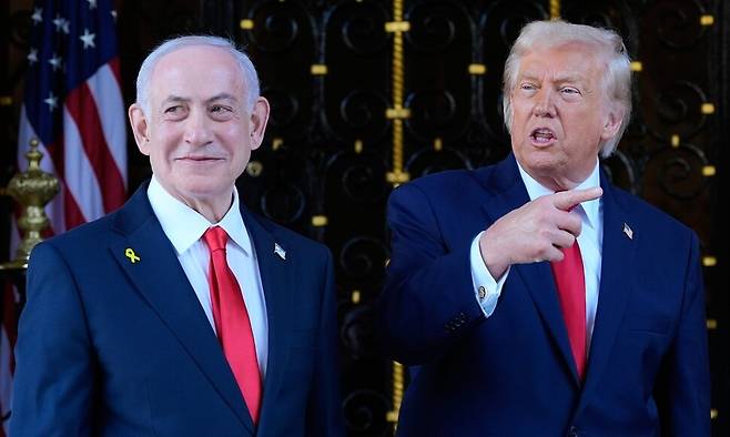 29일(현지시각) 미국 플로리다주 팜비치 마러라고 리조트 입구에서 도널드 트럼프 미국 대통령(오른쪽)이 베냐민 네타냐후 이스라엘 총리(왼쪽)를 맞은 뒤 기자들과 질의응답을 하고 있다. AP 연합뉴스