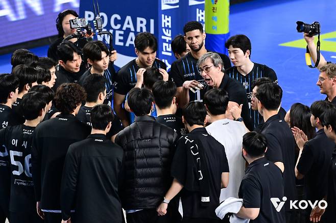 현대캐피탈 블랑 감독이 지난 6일 챔피언 결정전 3차전 승리 후 선수들과 미팅하고 있다.