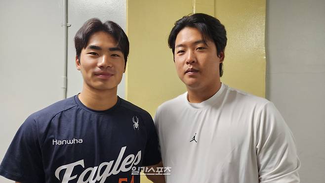 지난 3일 잠실 두산 베어스전을 앞두고 선·후배 케미스트리를 보여준 강백호(오른쪽)과 오재원. IS포토