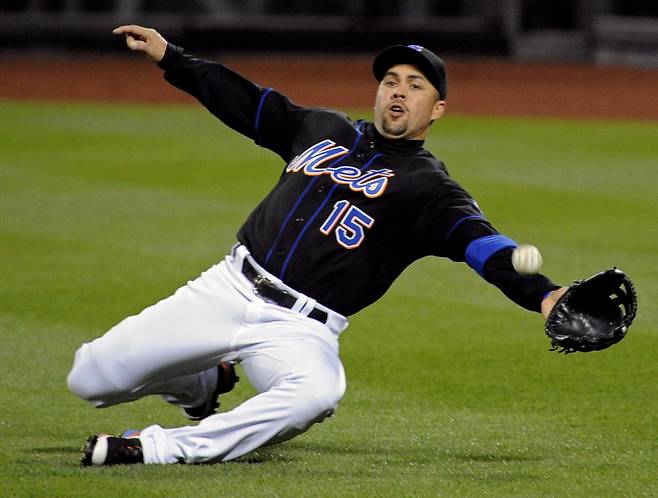<yonhap photo-8289=""> FILE - New York Mets right fielder Carlos Beltran lunges for the ball during the third inning of a baseball game against the Arizona Diamondbacks, April 22, 2011 at Citi Field in New York. (AP Photo/Bill Kostroun, file) FILE/2025-01-21 18:37:34/ <저작권자 ⓒ 1980~2025 ㈜연합뉴스. 무단 전재 재배포 금지, AI 학습 및 활용 금지></yonhap>