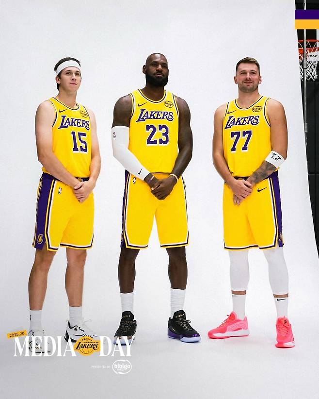 사진은 올 시즌 전 LA 미디어데이 당시 기념 촬영을 하는 리브스(왼쪽부터) 제임스, 돈치치. 사진=LA SNS