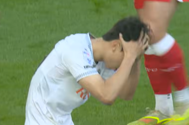 미들즈브러전에서 페널티킥을 내주고 머리를 감싸 쥔 엄지성. 사진=EFL 유튜브 캡처