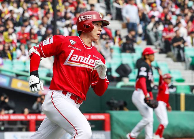 올 시즌 초반 5할대 맹타를 이어가고 있는 박성한. SSG 제공