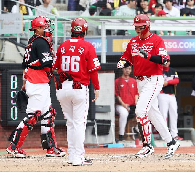시범경기 홈런왕에 이어 정규시즌 개막 후에도 뜨거운 타격감을 이어가고 있는 고명준(오른쪽). SSG 제공