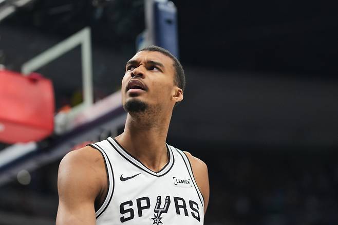 <yonhap photo-2645="">샌안토니오 센터 웸반야마. AP=연합뉴스</yonhap>