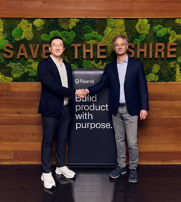 구광모 (주)LG 대표(왼쪽)가 현지시간 2일 미국 실리콘밸리에서 AI 소프트웨어 기업 팔란티어의 알렉스 카프 창업자와 기념사진을 찍고 있다. [사진=(주)LG]