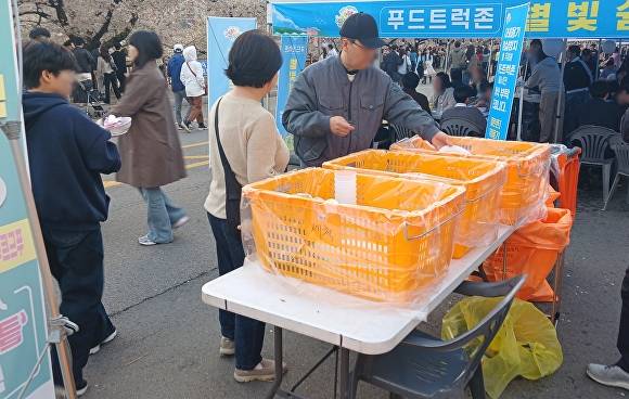 푸드트럭존에서 사용한 다회용기를 반납하는 시민들. [사진=청주시]