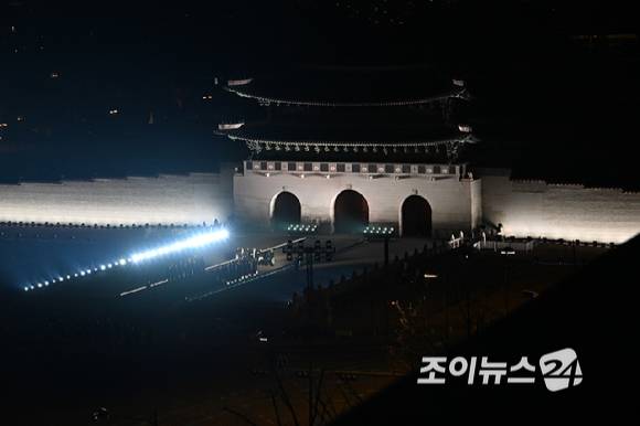 방탄소년단(BTS)이 21일 오후 서울 광화문 광장에서 정규 5집 '아리랑(ARIRANG)' 앨범 발매를 기념해 컴백 무대를 선보이고 있다. [사진=사진공동취재단]