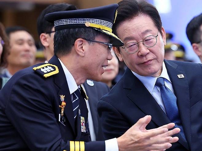 이재명 대통령이 지난해 10월 21일 경찰청에서 열린 80주년 경찰의 날 기념식에서 유재성 경찰청장 직무대행과 대화하고 있다. [연합뉴스]