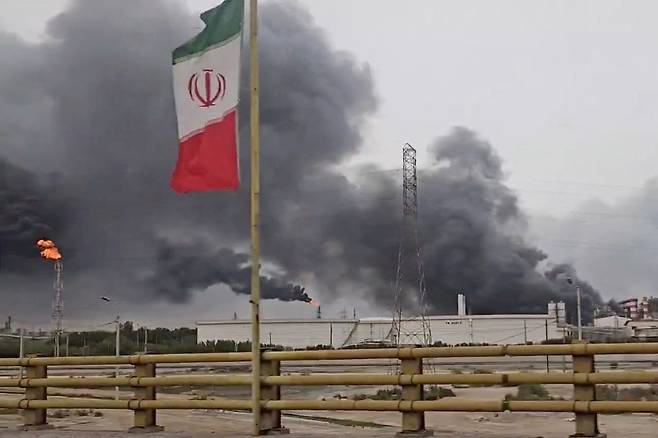 지난 4일 미국과 이스라엘의 공습으로 검은 연기가 치솟는 이란 남서부 마샤르 석유화학단지. 로이터=연합뉴스