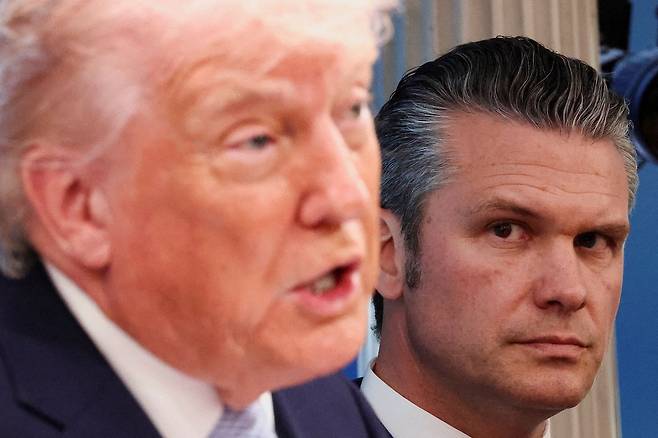 피트 헤그세스 미 국방(전쟁)장관이 6일(현지시간) 도널드 트럼프 미국 대통령이 기자회견에 트럼프 대통령을 바라보고 있다. 트럼프 대통령은 이날 회견에서 이란에 대한 초강경 메시지를 발신했다. 로이터=연합뉴스