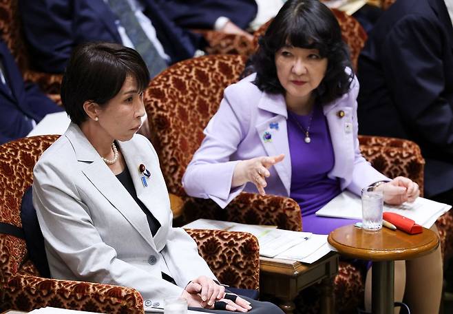 다카이치 사나에 총리가 7일 참의원 예산위원회에서 가타야마 사츠키(오른쪽) 재무상과 나란히 앉아 있다. 로이터=연합뉴스