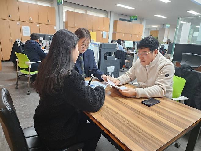 김양진 이장은 매일 근덕면 행정복지센터를 찾아 마을에서 진행중인 공모사업 등에 대해 의논하거나 주민들에게 전달해야 하는 행정 사항을 알아오는 등 바쁜 하루를 보내고 있다.
