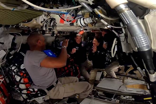 ▲ 아르테미스 II호 승무원들 - NASA 우주비행사 빅터 글로버(맨 왼쪽), 캐나다 우주국(CSA) 우주비행사 제레미 한센(왼쪽에서 두 번째), 그리고 NASA 우주비행사 크리스티나 코흐(오른쪽에서 두 번째), 리드 와이즈먼(오른쪽)이 비행 5일차에 제레미 한센에게 첫 우주 비행을 기념하는 금빛 날개 배지를 수여하고 있다.  NASA/UPI 연합뉴스