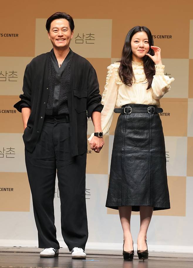 (서울=뉴스1) 임세영 기자 = 배우 이서진, 고아성이 7일 서울 서울 강서구 마곡동 LG아트센터 서울에서 열린 연극 '바냐 삼촌' 제작발표회에서 기념촬영을 하고 있다.

연극 '바냐 삼촌'은 오는 5월 7일부터 5월 31일까지 서울 강서구 LG아트센터 서울 시그니처홀에서 공연된다.  2026.4.7/뉴스1