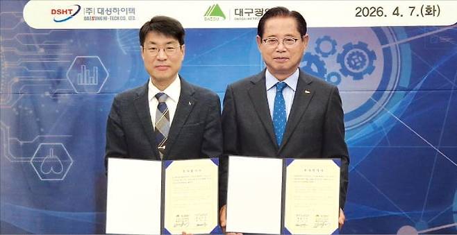 김정기 대구시장 권한대행(왼쪽)과 최우각 대성하이텍 회장이 7일 대구시청에서 AI 메디컬 팩토리 투자협약을 맺었다.  대구시 제공