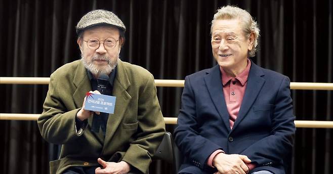 배우 신구(왼쪽)와 박근형이 7일 서울 종로구 대학로예술극장에서 열린 ‘2026 연극내일 프로젝트’ 연습실 공개에서 인사말을 하고 있다.  연합뉴스