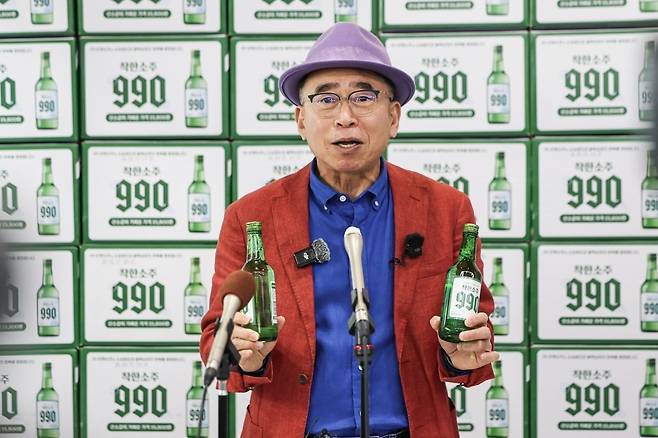 조웅래 선양소주 회장이 6일 오전 서울 송파구 농수산물도매시장 가락몰 다농마트에서 언론 인터뷰를 진행하고 있다. 임형택 기자