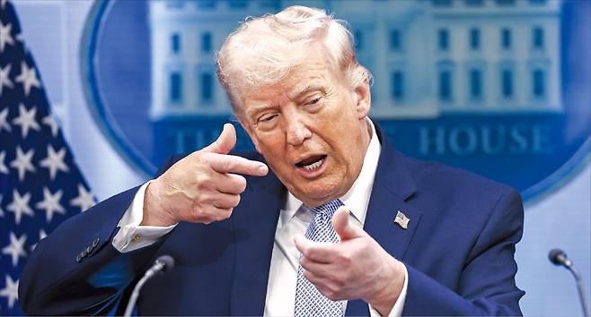 < ‘확전 방아쇠’ 당길까 > 도널드 트럼프 미국 대통령이 6일(현지시간) 백악관에서 열린 이란 전쟁 관련 기자회견 도중 취재진의 질문에 답하며 총을 겨누는 시늉을 하고 있다. 여기서 트럼프 대통령은 이란이 미국 요구를 수용하지 않으면 발전소와 교량 등 기반 시설을 파괴하겠다고 위협했다. /EPA연합뉴스