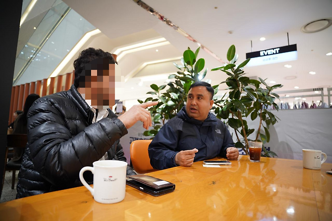 지난달 24일 경기 수원역 인근의 한 카페에서 로키(왼쪽)가 이날 통역을 담당한 섹알마문 이주노조 부위원장(오른쪽)에게 지난 3월 있었던 상황에 대해 설명하고 있다. 공감직업환경의학센터 제공