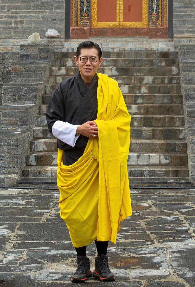 지난달 23일 부탄 겔레푸에서 한국 순례단과 만남을 가진 지그메 케사르 남기엘 왕추크 부탄 국왕이 우겐 노를라(Ugyen Norlha) 불탑 앞에서 취재진을 향해 포즈를 취하고 있다.          (C)사진작가 안홍범