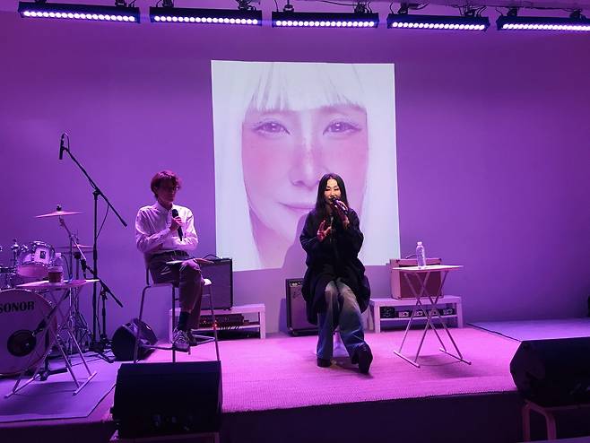 가수 한영애가 7일 서울 마포구에서 데뷔 50주년 기념 기자간담회를 열고 발언하고 있다. 나무뮤직 제공