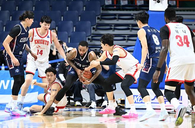 서울 SK와 부산 KCC 선수들이 지난 1일 부산사직체육관에서 열린 프로농구 6라운드 맞대결에서 공을 다투고 있다. KBL 제공
