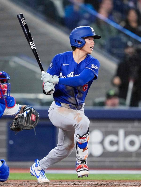 로스앤젤레스 다저스 김혜성이 7일(한국시간) 캐나다 온타리오주 토론토 로저스센터에서 열린 토론토 블루제이스와의 원정 경기에서 7회말 안타를 치고 있다. AFP 연합뉴스