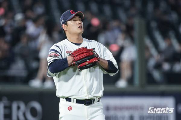 7일 부산 사직야구장에서 열린 2026 신한 SOL KBO리그 정규시즌 경기에서 선발 투수 나균안이 타구를 지켜보고 있다. 롯데자이언츠 제공