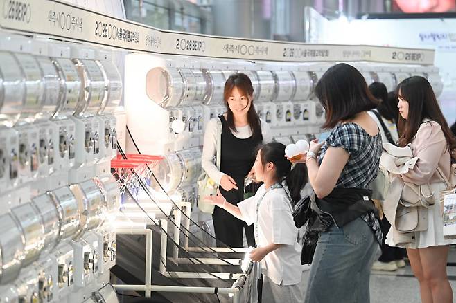 Visitors participate in a capsule draw inspired by this year’s theme of “gong,” a Korean word that means both “emptiness” and “ball.” (Seoul International Buddhism Expo 2026)