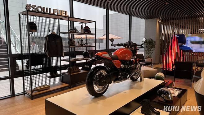 BMW의 오토바이 브랜드 모토라드의 오토바이가 전시돼 있는 모습. 김수지 기자