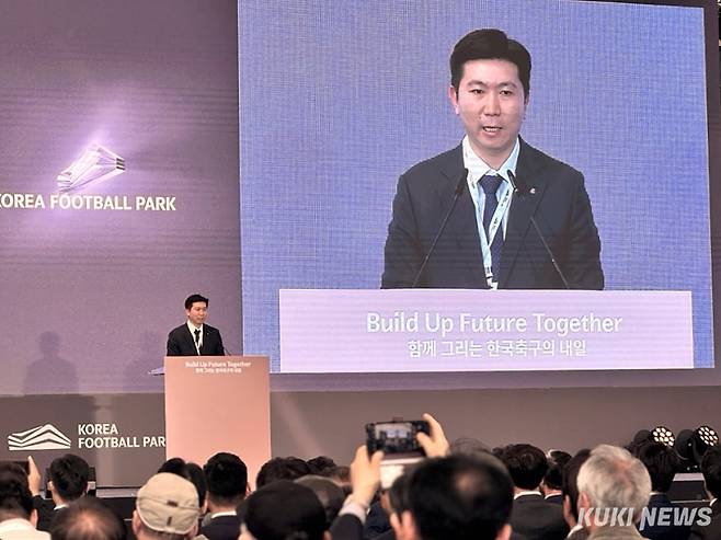 유승민 대한체육회장이 7일 오후 2시 충남 천안에 문을 연 코리아풋볼파크 개관식에서 축사를 하고 있다. 이영재 기자