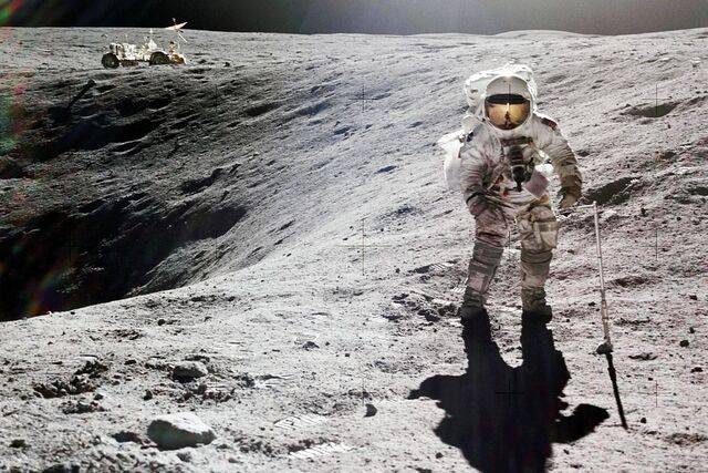 아폴로 16호의 달 착륙선 조종사인 찰스 M 듀크 주니어가 1972년 4월 21일 달 착륙 지점인 ‘데카르트 고원’에서 샘플을 채취하고 있다. 그는 달 위를 걸은 10번째 우주비행사로 기록됐다. 독실한 기독교인인 찰스는 데카르트 고원 표면에 자신의 가족 사진을 남기고 지구로 돌아왔다. 나사 제공