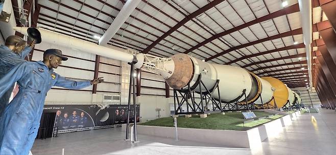 미국 텍사스주 휴스턴 존슨 우주센터의 로켓 파크 건물 안에 아폴로 임무에 사용됐던 로켓 새턴 5호가 전시돼 있다. 아폴로 임무가 이어졌다면 실제 발사에 사용될 수 있었던 모델이다.