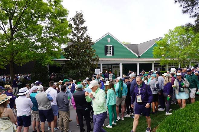 마스터스 머천다이즈를 구매하려는 고객들로 인산인해를 이룬 오거스타 내셔널GC 골프샵.  사진/정대균기자