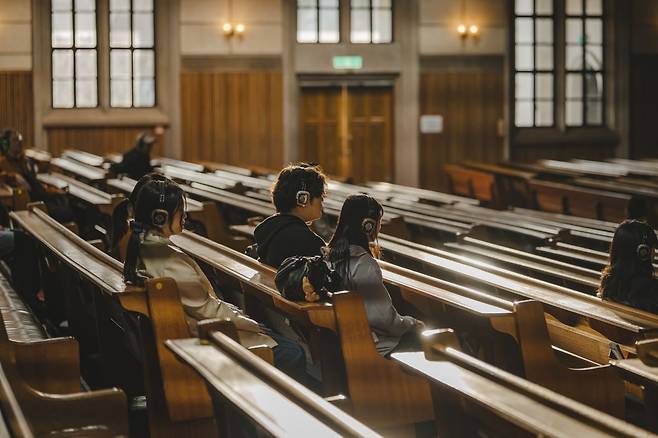 ‘리모트 서울’ 관객들이 교회 안에서 인공지능 음성의 지시를 듣고 있다.   (c)GS아트센터