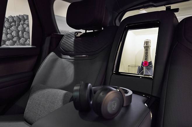 레인지로버 SV 블랙 2열 [사진출처=JLR코리아]