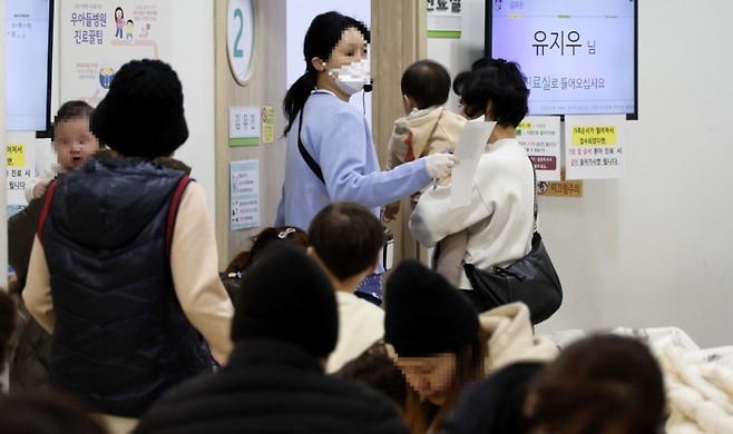 서울 성북구 한 병원에서 부모와 어린이들이 진료를 받기 위해 기다리고 있다. [김호영 기자]
