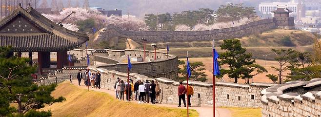 수원화성 성곽길 동장대 일대 전경. [수원시]