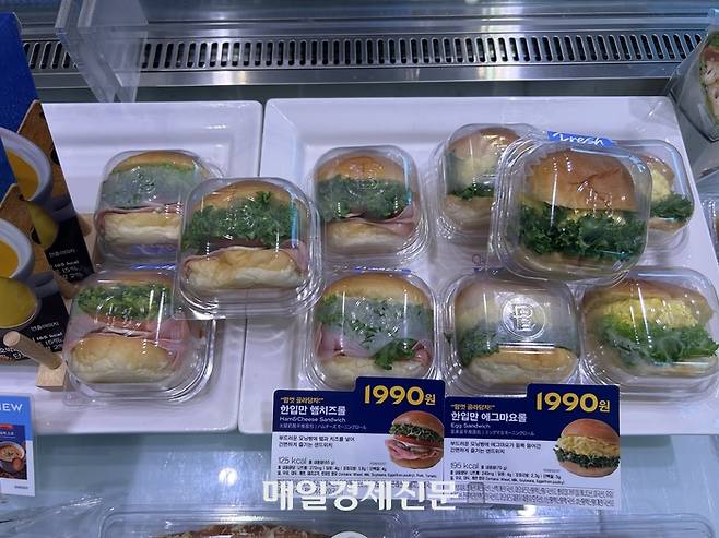 파리바게뜨 ‘한입만 햄치즈롤’, ‘한입맛 에그마요롤’. [변덕호 기자]