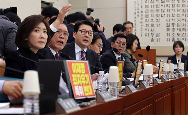 국민의힘 위원들이 7일 국회에서 열린 ‘윤석열정권 정치검찰조작기소 의혹사건 진상규명’ 국정조사특별위원회 전체회의에서 서영교 위원장에게 의사진행 발언권을 요청하며 항의하고 있다. [연합뉴스]
